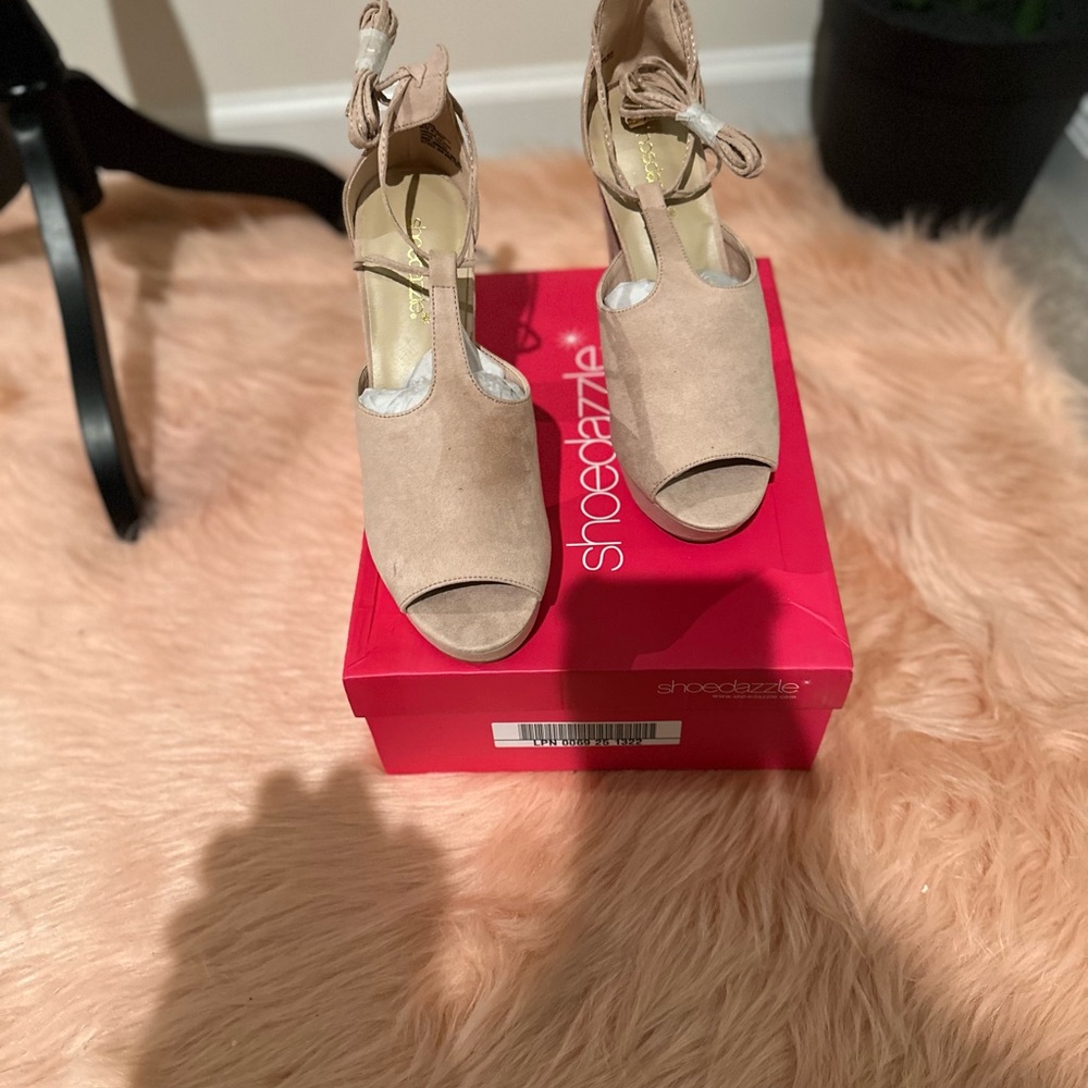 Lace up heels in mauve.